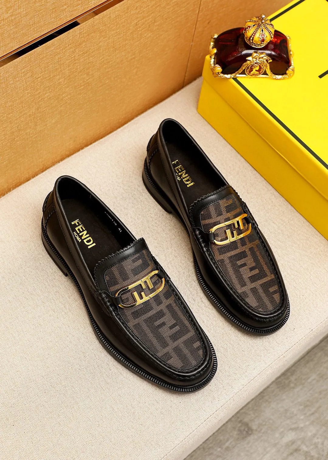 Men's shoes 💰460💰💐 Product trademark: FENDI [Fendi] casual leather shoes Regular size: 38-44 (45🉑️customized) Product materials: Selected imported first-layer cowhide upper + luxury hardware buckle, imported cowhide lining. Strong three-dimensional visual effect, rubber outsole Color: 2⃣️colors available